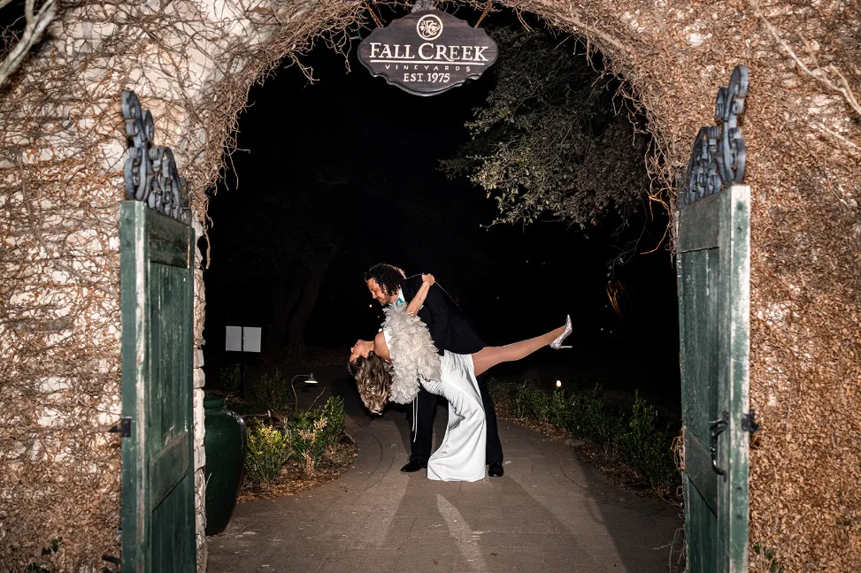 annie and ethen kiss and swoop